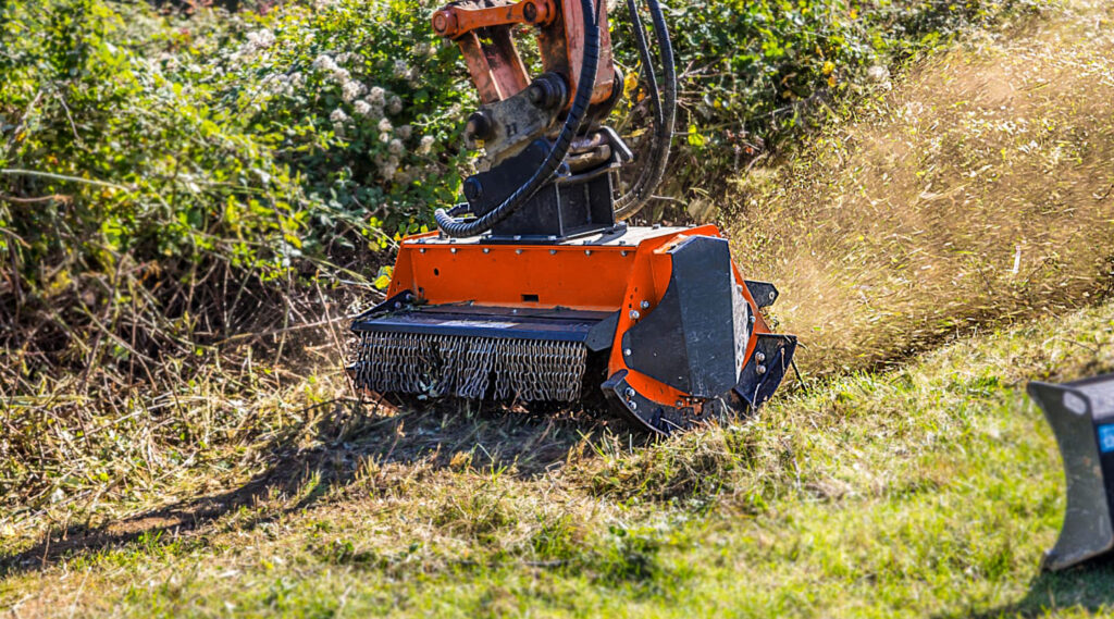 Mulcher von M3 im Einsatz.